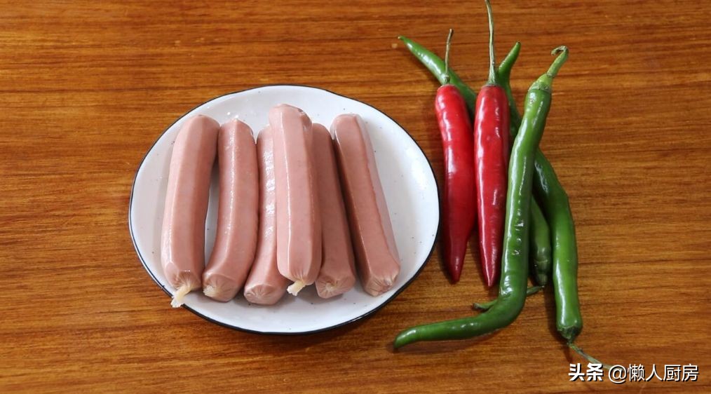 烤肠的最正宗制作过程视频,自制黑椒烤肠的做法