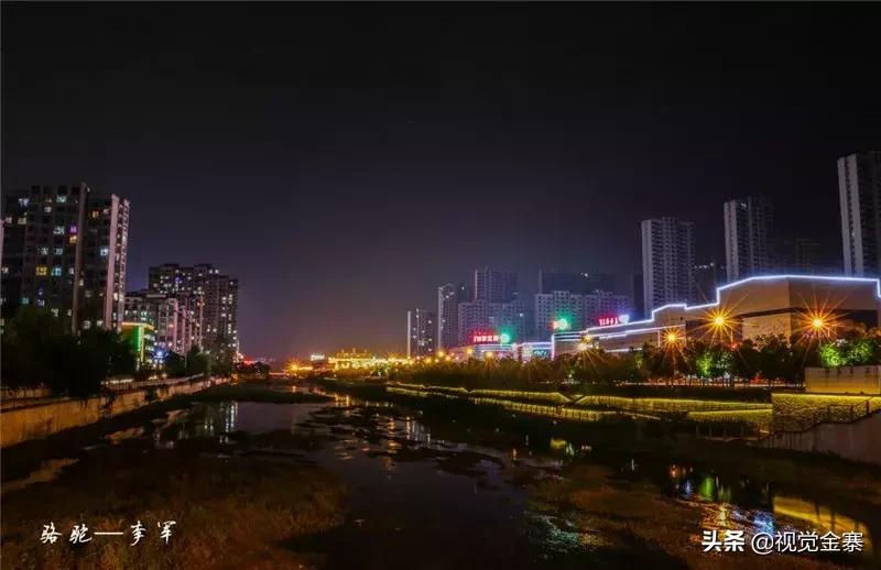 金寨城市夜晚霓虹灯璀璨,金寨山城夜景美景