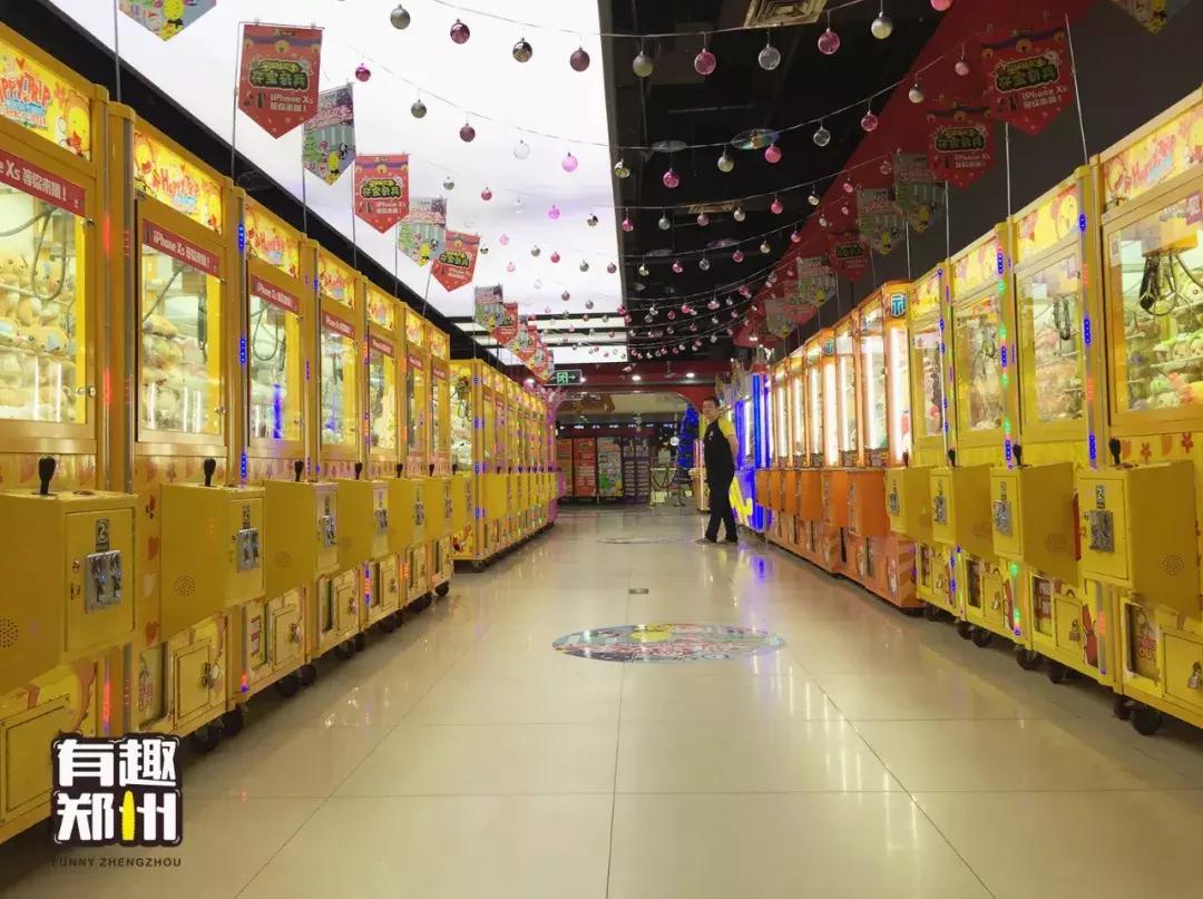 100块钱在电玩城抓娃娃,100块钱抓娃娃挑战电玩城