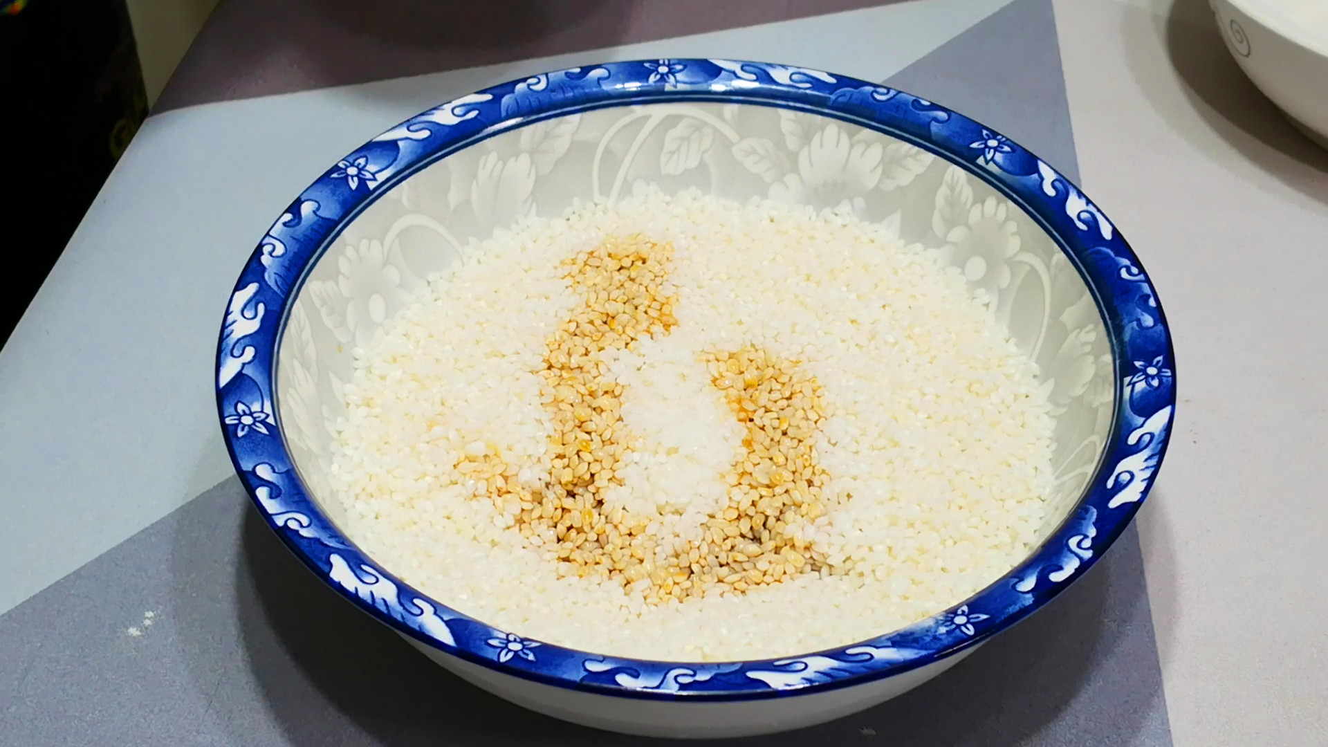 包肉粽子时，最忌泡完米直接就包，多加1步，粽子更香更好吃