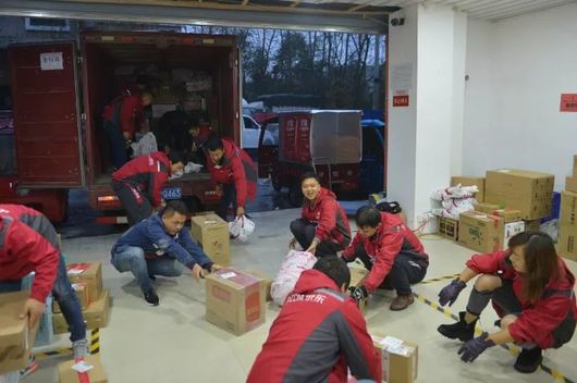 双十一快递收到好物,双11快递正在签收