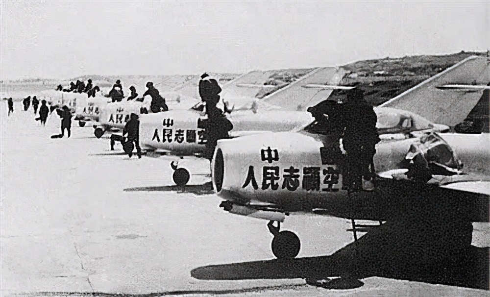 1986年扫地大爷暴露身份,解放后击落美国飞机的老英雄