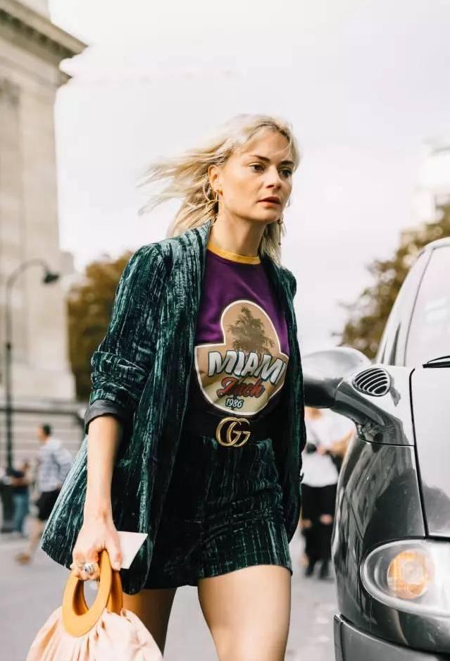 张馨予的露脐装照,张馨予晒近照穿着宽松花式遮肚