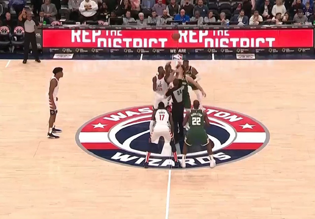 nba争议场面,nba总决赛雄鹿垫脚