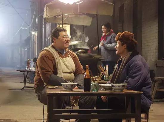 地位与张艺谋不相上下,他第一次做导演,扯掉了理想主义的遮羞布