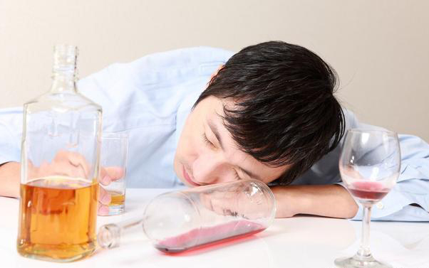 白酒红酒和啤酒哪个代谢快,啤酒红酒白酒哪种酒对胃伤害最大