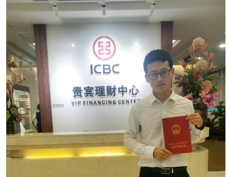 你看,那个少年,身上有一束光,还有一双翅膀