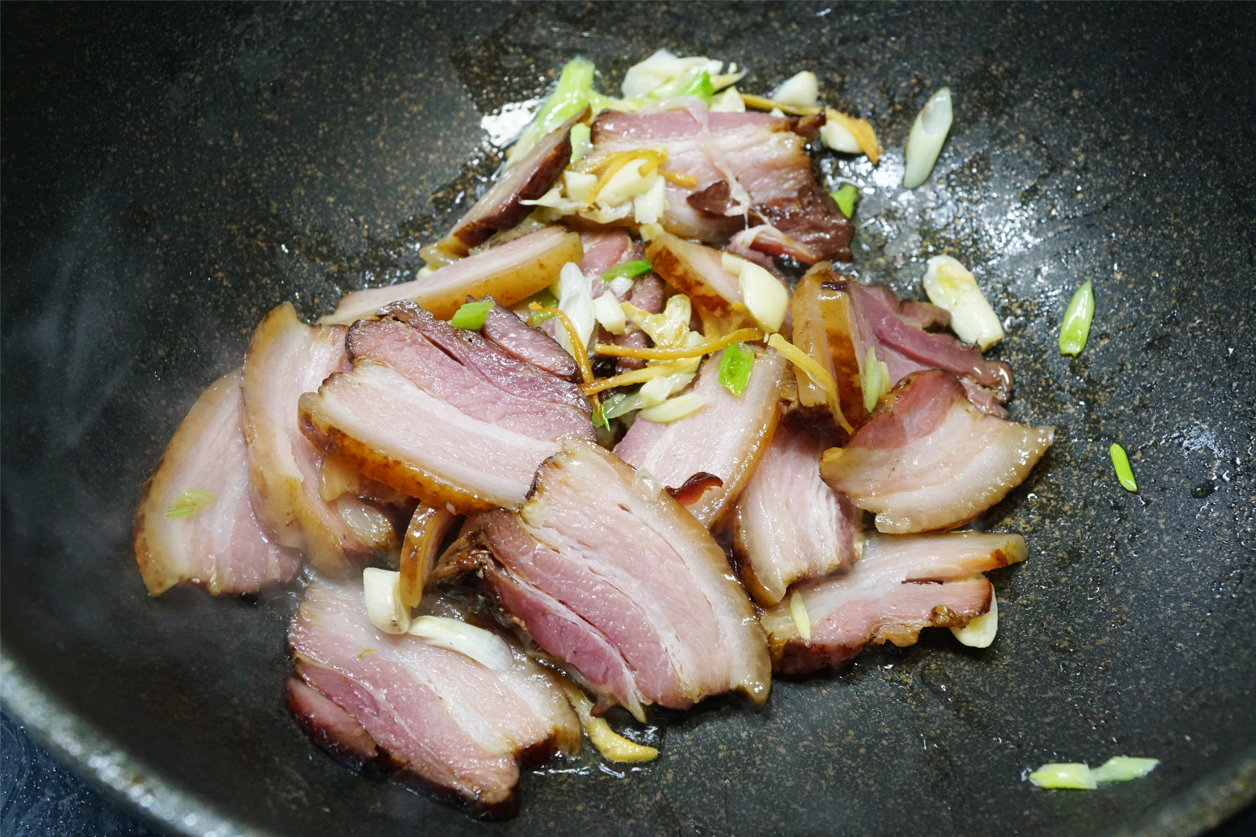 腊肉怎么炒能放时间长,炒腊肉放油不