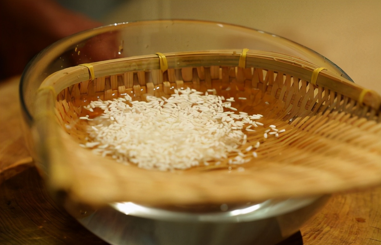 甜馅粽子怎么做糯米才不会夹生,包粽子时糯米要泡多久