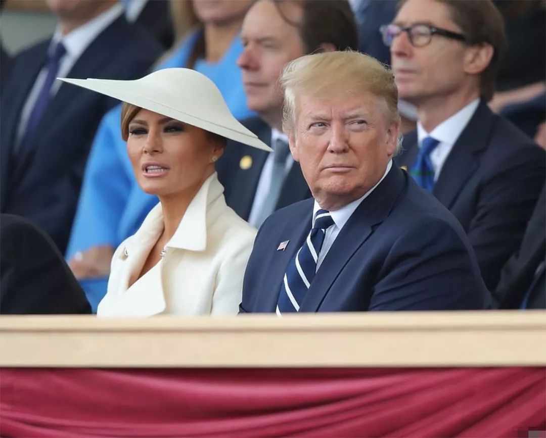 93岁女王带查尔斯出席活动，全场起立时，女王给儿子一个特别眼神