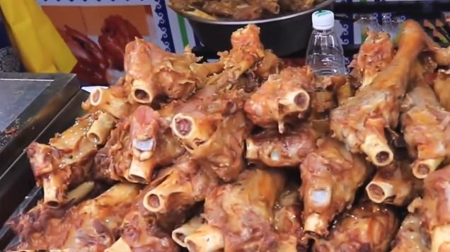 路边摊卖的烤羊腿,街边摆摊卖烤羊腿