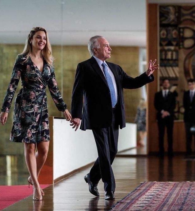 她被称巴西最美第一夫人，选美亚军出身，大胆穿围裹裙秀凹凸身材