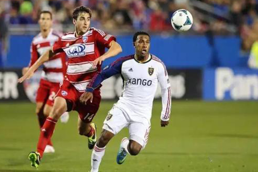 适合打防守反击的足球阵容,足球比赛漂亮的防守反击