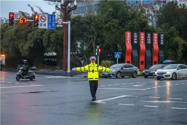 “30多年前，我也有个明星梦！”这位帅大叔自创“五部曲”指挥交通，晋升网红“口哨哥”！