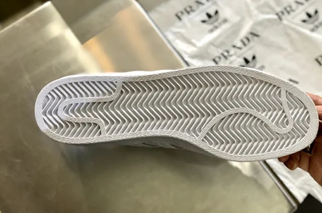 普拉达三叶草联名,阿迪达斯三叶草贝壳头真的值799吗