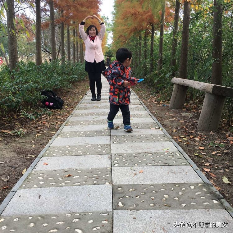 可爱的少妇自拍越来越丰满越来越成熟了