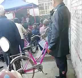 村里有人来推销卖东西能报警吗,村里来了一伙人卖电器