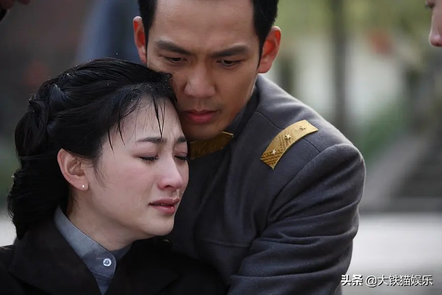 民国军装男神霸气出场,成毅帅气军装