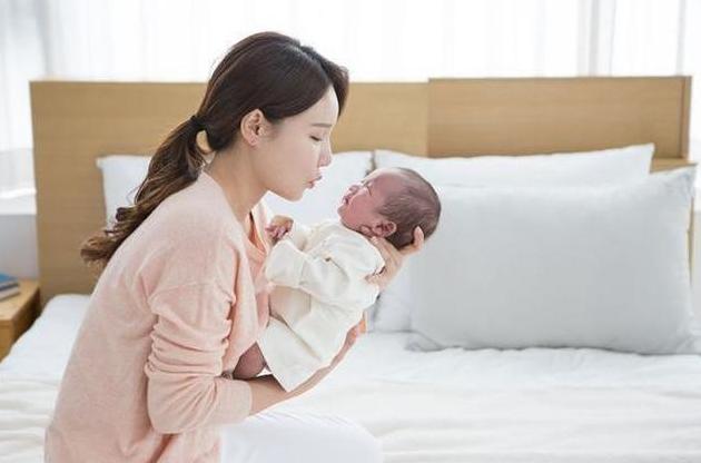 黑龙江宿舍产子室友淡定回应,湖北大三女生厕所产子