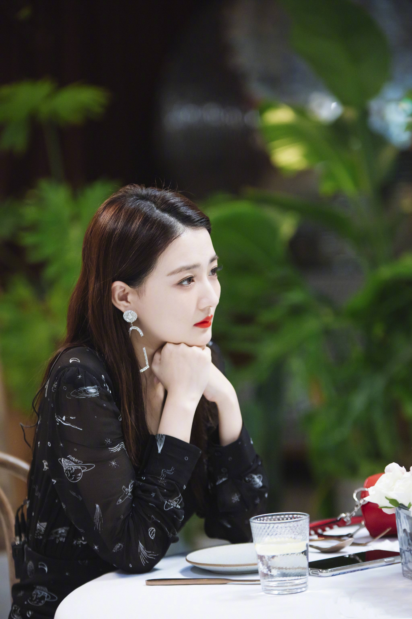 徐璐戴的戒指项链是什么牌子的,徐璐佩戴什么样的耳饰