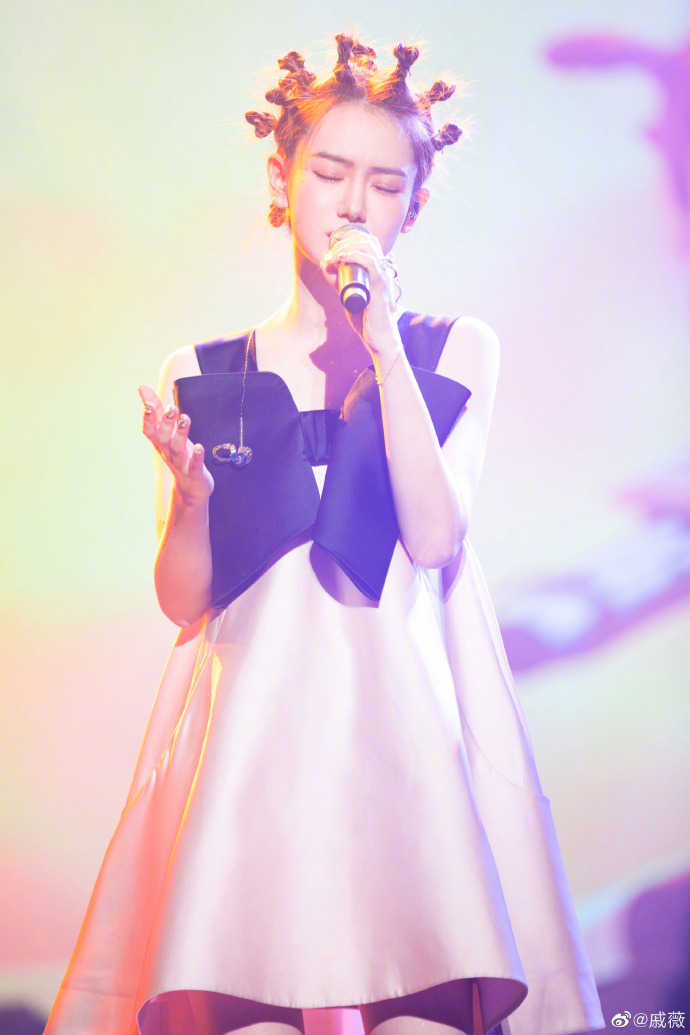 戚薇同款古灵精怪双丸子头教程,戚薇扎丸子头简单扎法