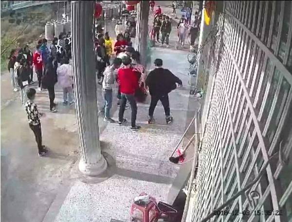 假如你小孩被人打了你该不该拦,孩子被打怎么教育对方