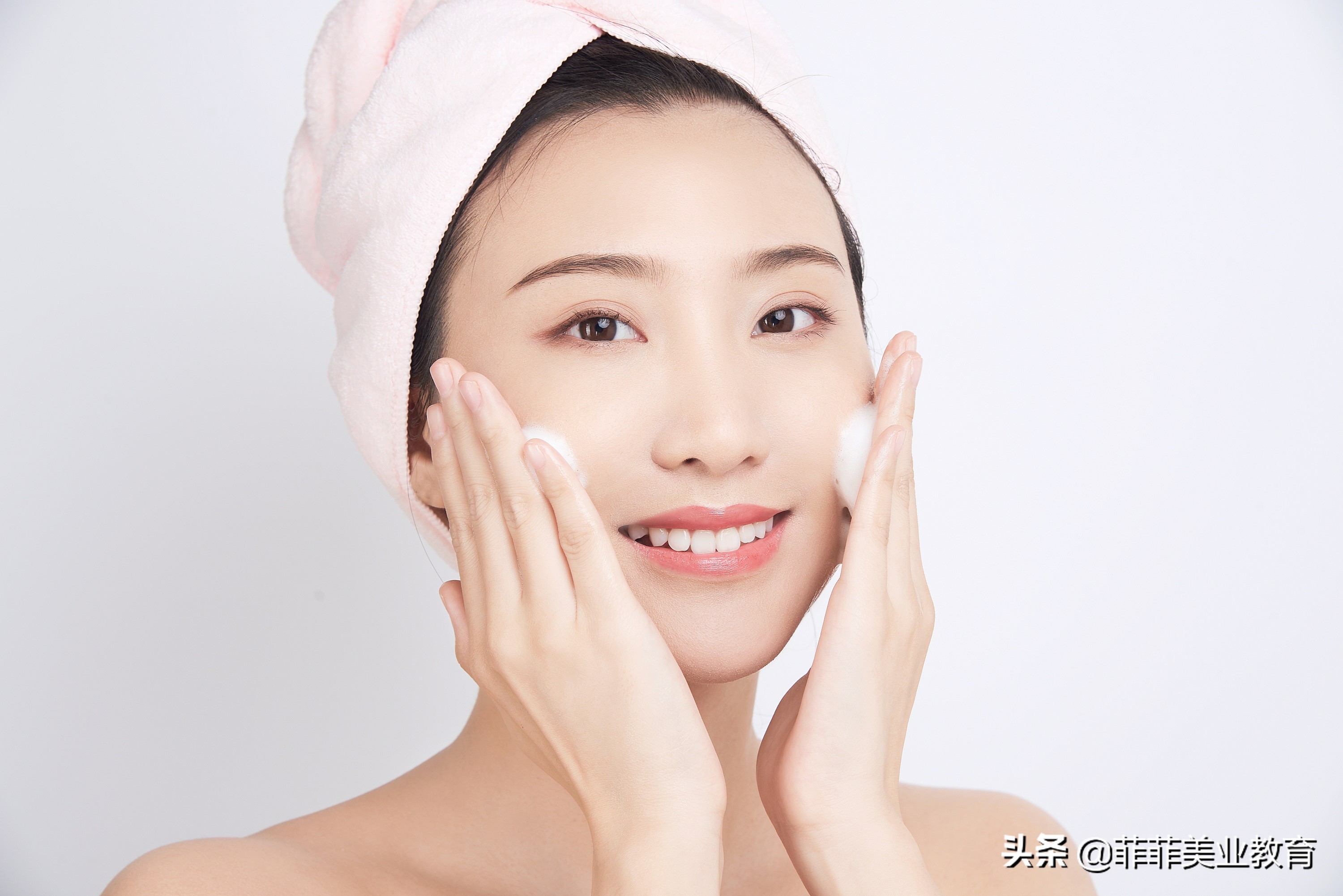 底妆卡粉起皮怎么办？分享超实用的小妙招，赶快学起来