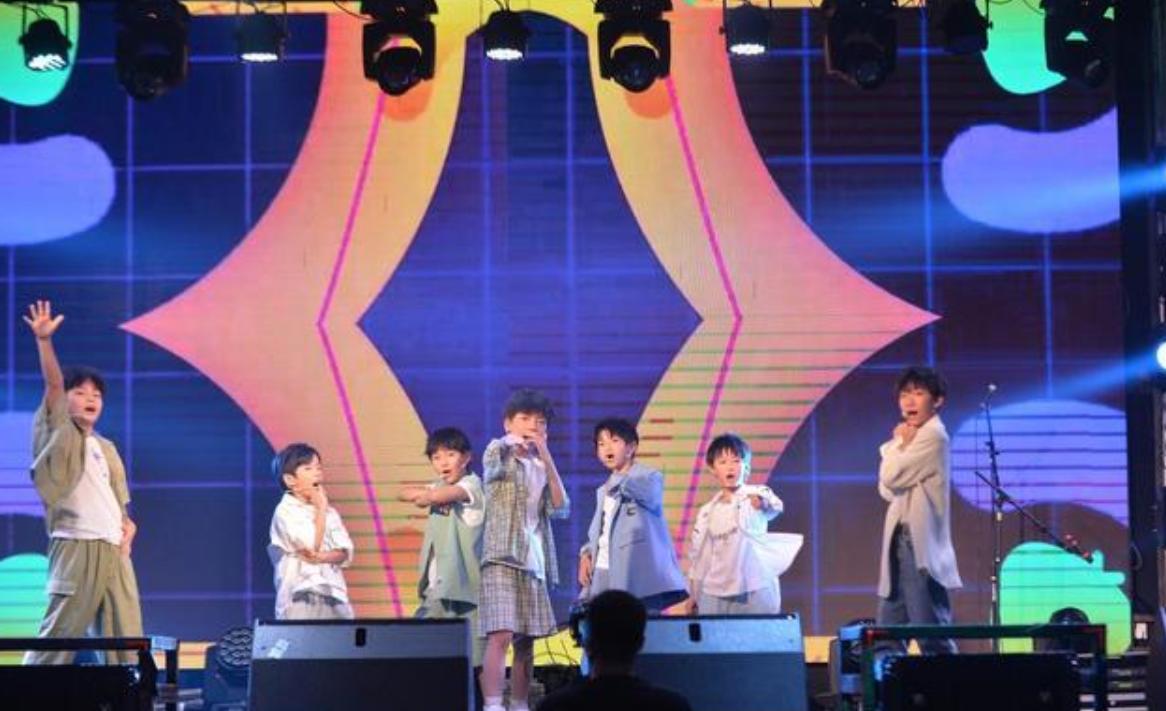 8岁男团出道后遭官媒痛批,8岁出道少年团