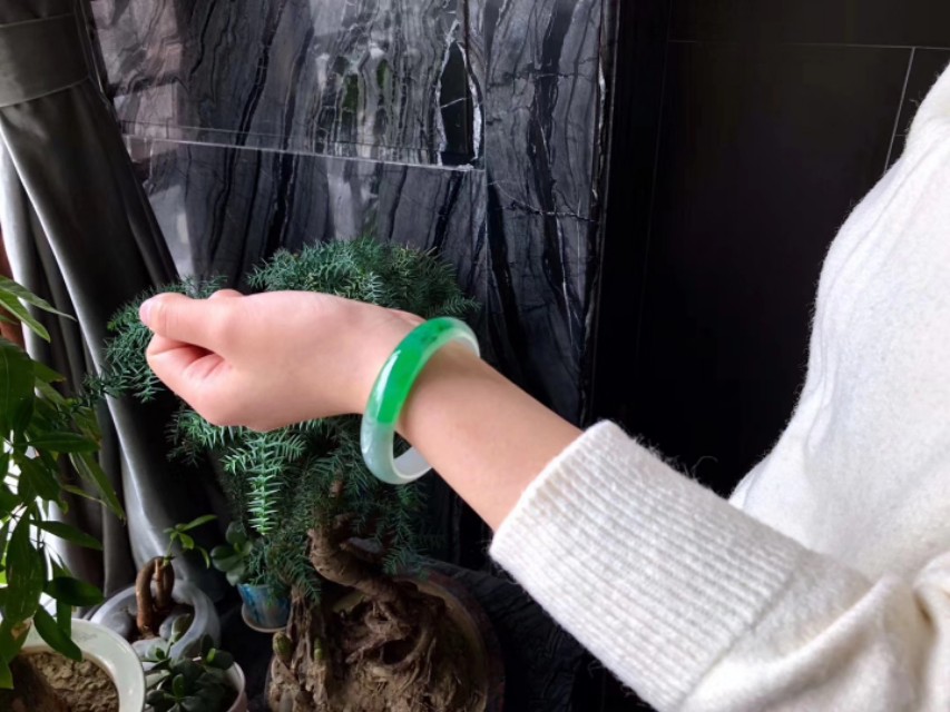 同样价格买翡翠还是钻石,同样价格买翡翠还是和田玉