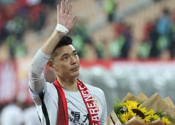 曾诚给球迷签名,曾诚发文鼓励全队