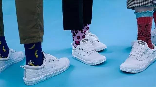 夏天什么裙子配小白鞋,夏天穿裙子可以穿小白鞋吗