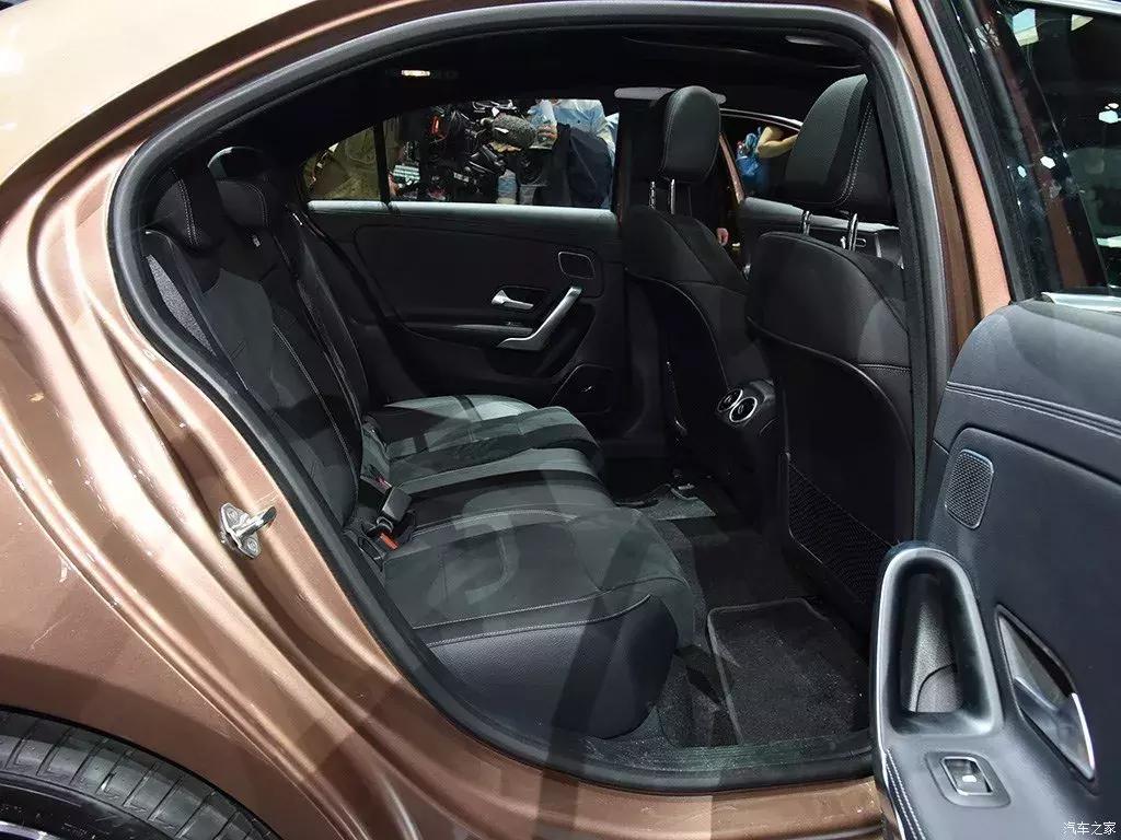 奔驰新款a级三厢车路试中,试驾奔驰新款三厢a级