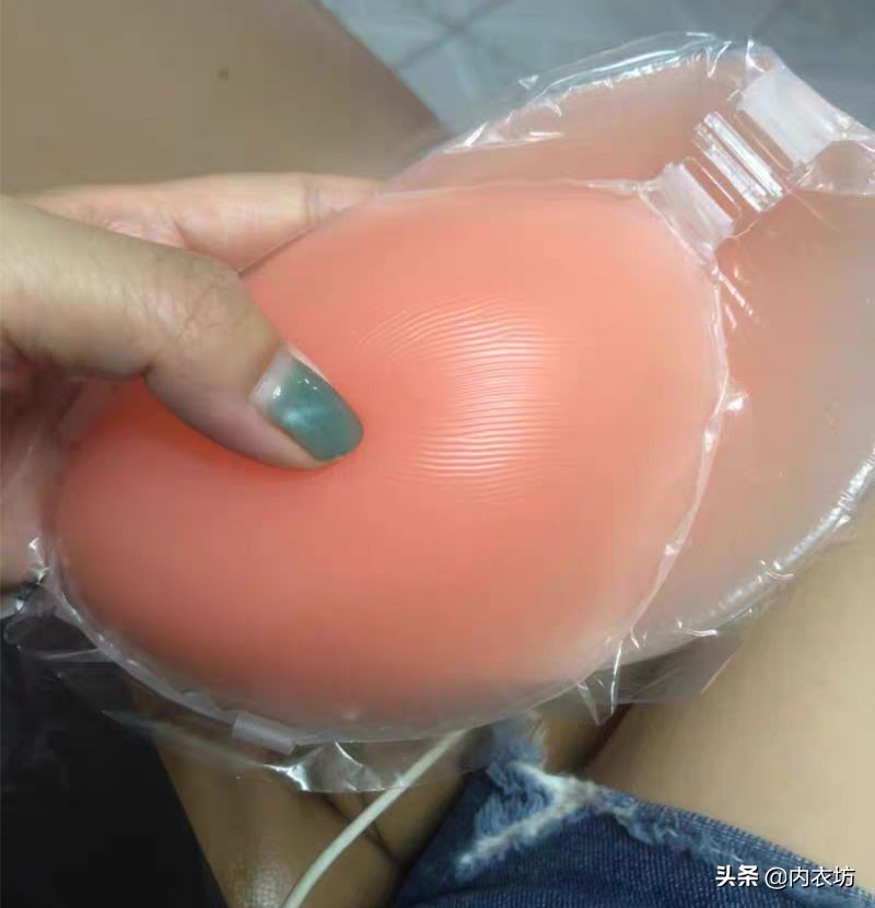 胸贴的隐形肩带只有两条怎么弄,胸贴的透明肩带怎么往上扣