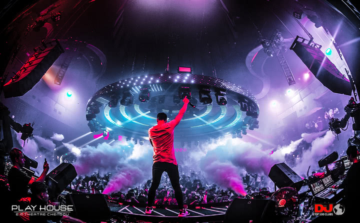 他拍下成都夜店的“纸醉金迷”，都市男女们在这里挥金如土