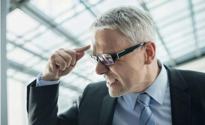 四十多岁男人白发多怎么办,男45岁白发多不想染适合什么发型