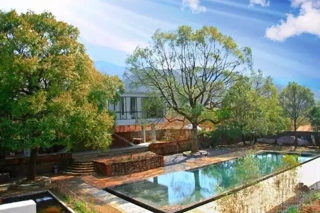 这5家海景民宿躺在床上就能看海,极有格调的纯白泳池民宿