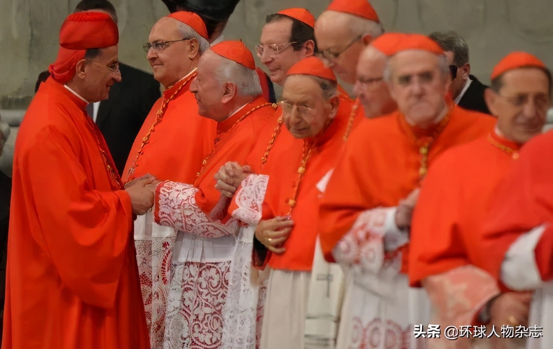 美首位黑人红衣主教出现!拿着10个博士学位,戳穿特朗普“摆拍”,传奇无人敌