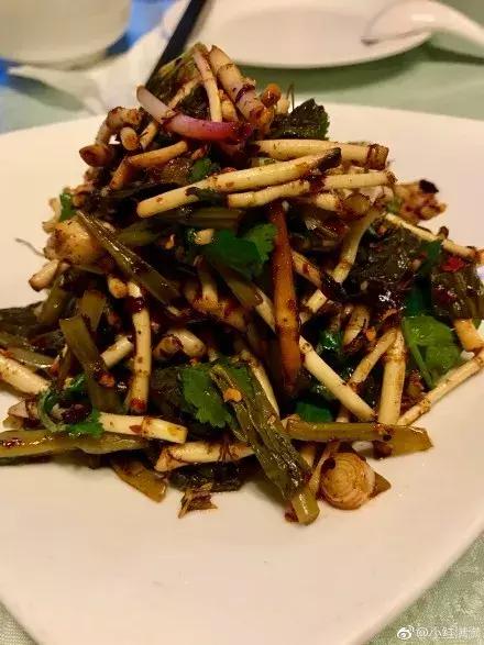 贵州美食折耳根味道,贵州折耳根麻辣味好吃还是烤肉味