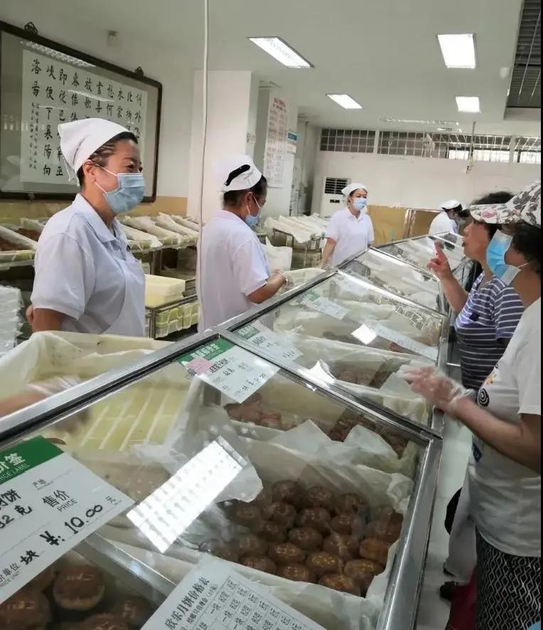 天津人排队买的月饼 (实拍天津人排队买月饼)