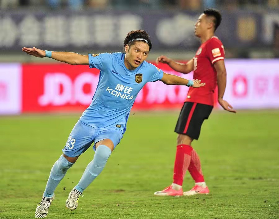 圆月弯刀任意球,足坛十大绝杀贴地斩