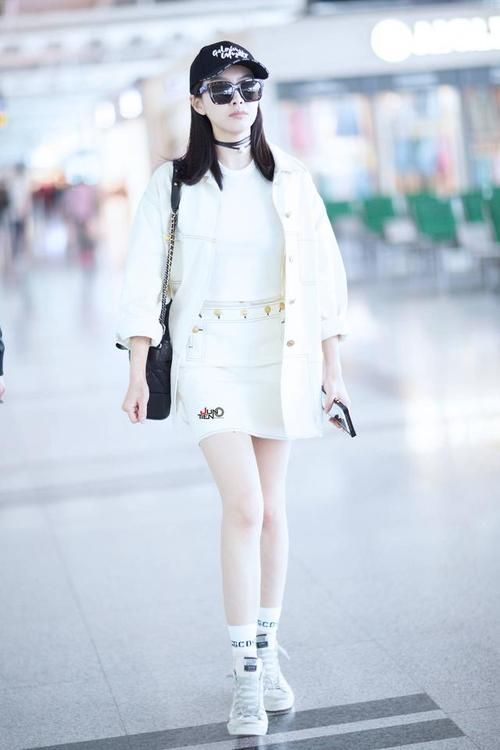 宋茜穿闪钻黑色抹胸礼服裙出镜 (宋茜穿深v吊带裙秀身材)