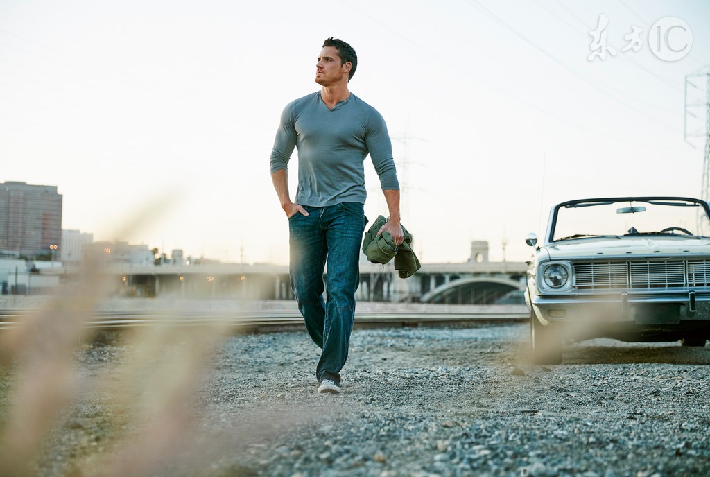 小说:女强人开出五百万,让母亲保守秘密,却被小伙发现了