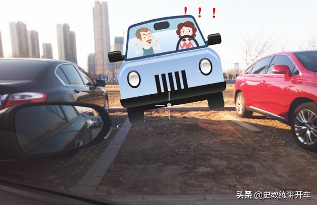 倒车时陷入坑里，新手司机如何给油，才能避免车辆失控？