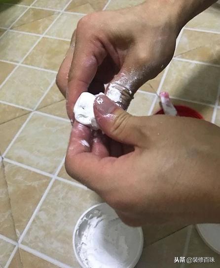 家里的玻璃胶发黑怎么清洗,家里的玻璃胶怎么预防发黄