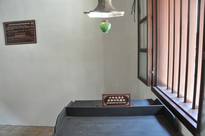 毛*东泽**17岁作《咏蛙》诗，令世人膜拜？专家争论：未必毛主席原创