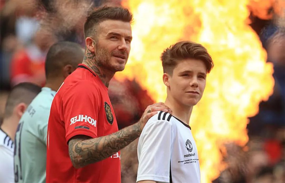 46岁贝嫂带儿女为老公助威，小七成全场焦点，小贝甜蜜亲吻女儿