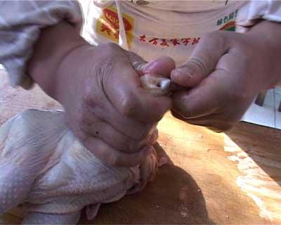 最详细鸡爪焯水剔骨教程,整鸡去骨正宗做法