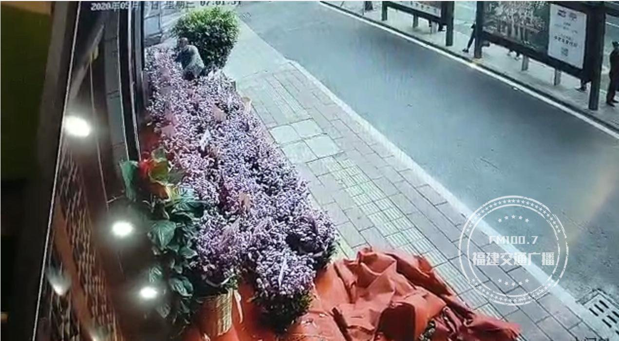 福州这家店门口的几十个花篮不翼而飞，监控拍下这几幕