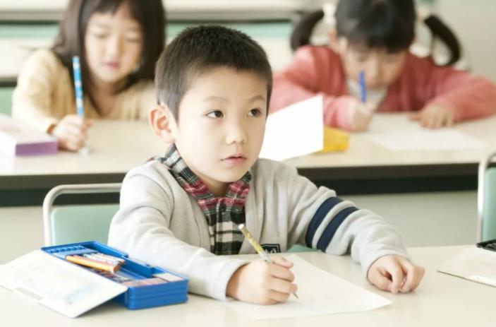 当孩子被大人骂时家长应该怎么做,孩子经常被父母骂会造成什么影响