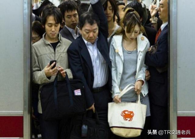 日本轨道交通如此发达，为何进地铁主要靠推？女生说尴尬